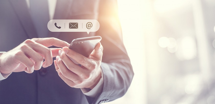 ビジネスマンスマホ操作